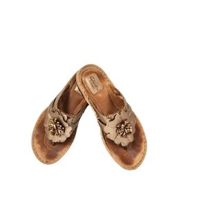 Clarks Artisan Bronze Color Leather Thong Sandals Size 8